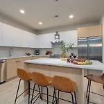 Hyve - Cowgirl Twirl - Walk To Broadway Holiday home