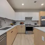 Hyve - Cowgirl Twirl - Walk To Broadway Holiday home