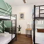 Hurst House - 4 Stylish Homes - Mins To Germantown Holiday home