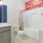 Hurst House - 4 Stylish Homes - Mins To Germantown Holiday home *