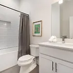 Hurst House - 4 Stylish Homes - Mins To Germantown Holiday home *