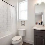 Holiday home Hurst House - 4 Stylish Homes - Mins To Germantown