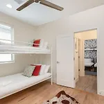 Hurst House - 4 Stylish Homes - Mins To Germantown Holiday home