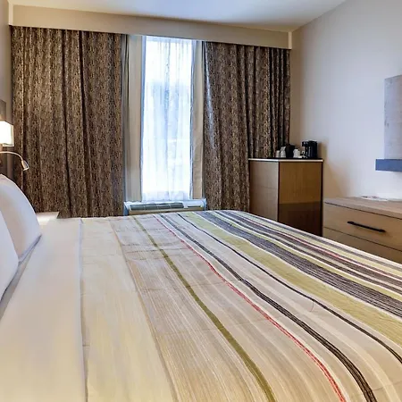 Country & By Radisson Airport Tn Hotel 4*