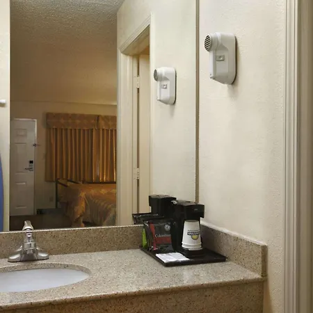 Days By Wyndham Airport East 2*