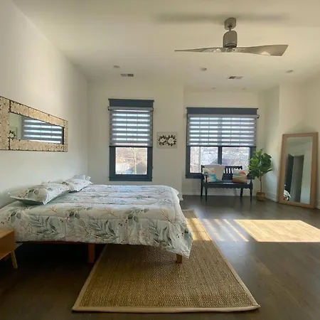Brand New. Bad To The Bone, Sexy East 3 Story House! Holiday home