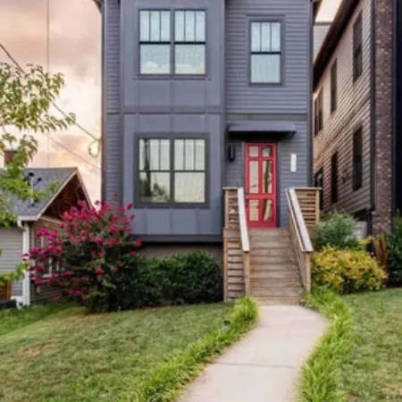 Brand New. Bad To The Bone, Sexy East 3 Story House! Holiday home