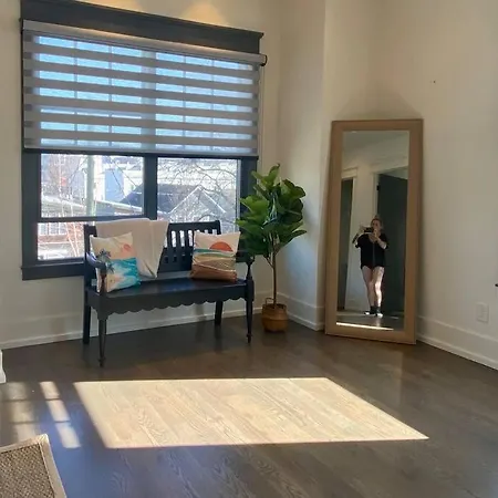 Brand New. Bad To The Bone, Sexy East 3 Story House! Holiday home *