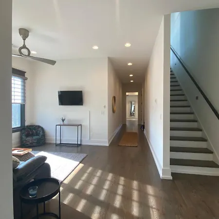 Holiday home Brand New. Bad To The Bone, Sexy East 3 Story House! *