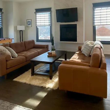 Brand New. Bad To The Bone, Sexy East 3 Story House! Holiday home *