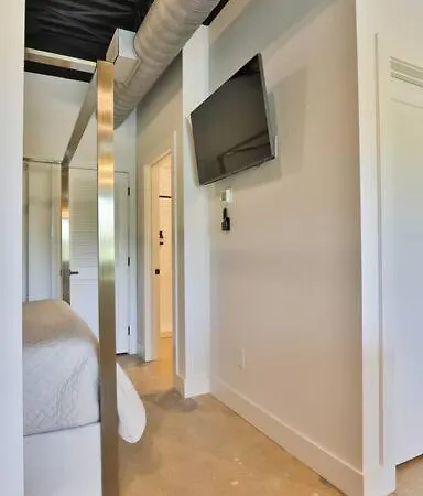 Apartment Quiet, And Cozy, Minutes From Attractions And Experiences! *