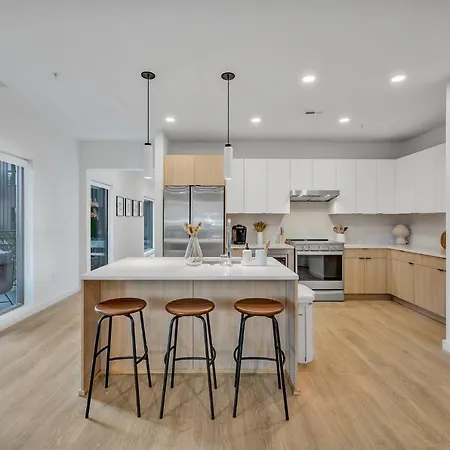 Huge Downtown Corner Unit- Pool-gym-walk 2 Broadway