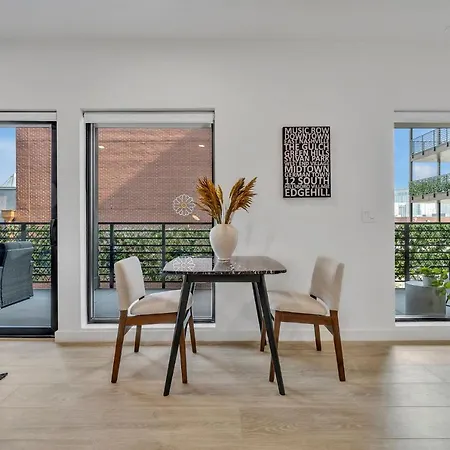 Huge Downtown Corner Unit- Pool-gym-walk 2 Broadway