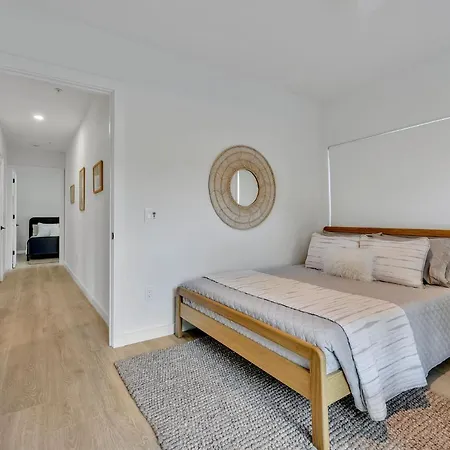 Huge Downtown Corner Unit- Pool-gym-walk 2 Broadway