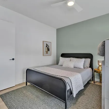 Huge Downtown Corner Unit- Pool-gym-walk 2 Broadway
