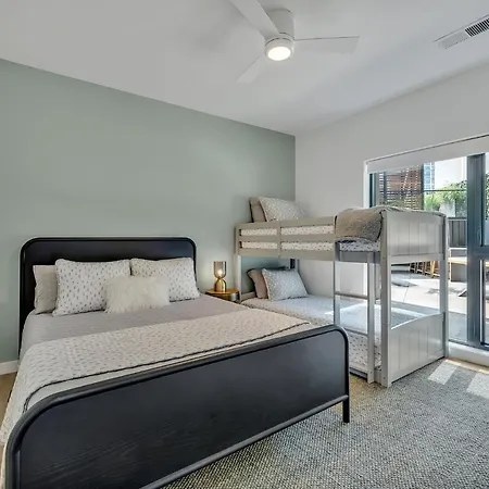 Huge Downtown Corner Unit- Pool-gym-walk 2 Broadway