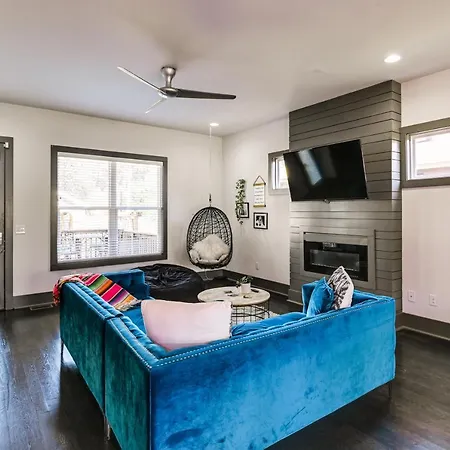 Vibrant With Deck, 2 Mi To Downtown Nashville!