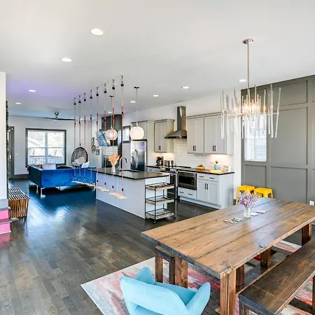 Vibrant With Deck, 2 Mi To Downtown Nashville! Nashville