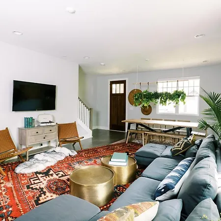 Gorgeous 6 Bed Close To Downtown, Walkable Holiday home