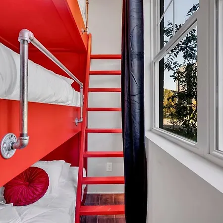 Holiday home New Diva Retreat 13beds Rooftop Views Free Parking