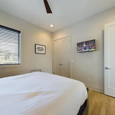 The Grove - Private Yard - 4 Mins To Broadway Holiday home
