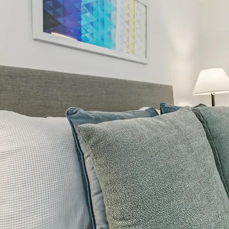 Apartment Contemporary City Living In