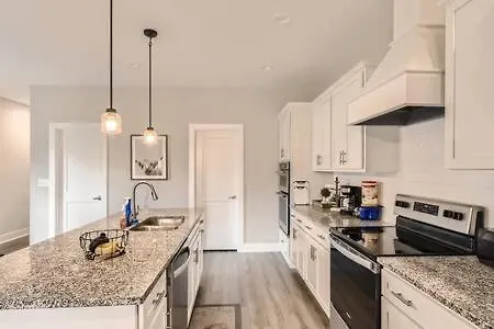 New Build 5 Min To Broadway Sleeps 10 * Nashville