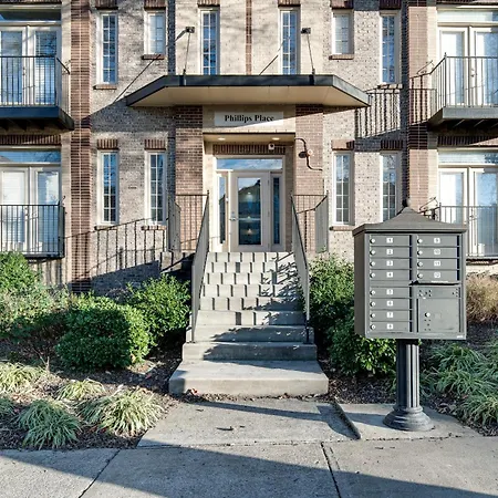 Lipstick & Boots - Luxury 3-level With Private Garage Near Music Row