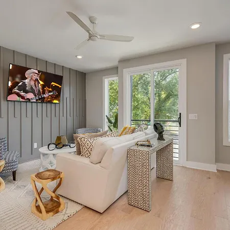 - 1308 Montgomery Ave Unit 2 *