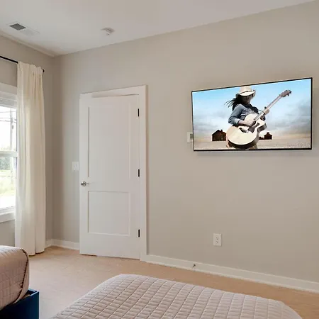 Holiday home - 1308 Montgomery Ave Unit 2 *