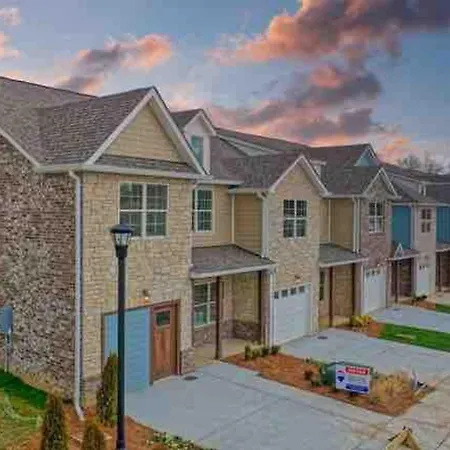 1 King 2 Queens Garage Yard Washer & Dryer Holiday home Nashville