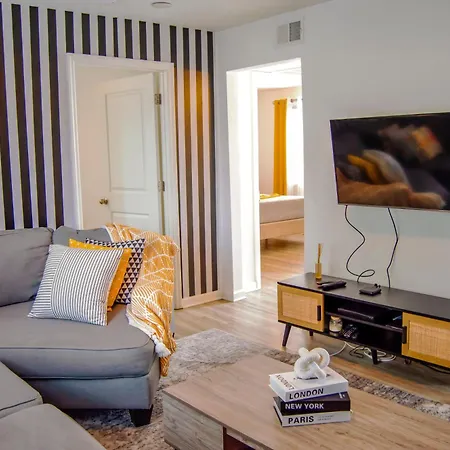 Cozy Condo, Minutes From Broadwy, Sleeps 5 *