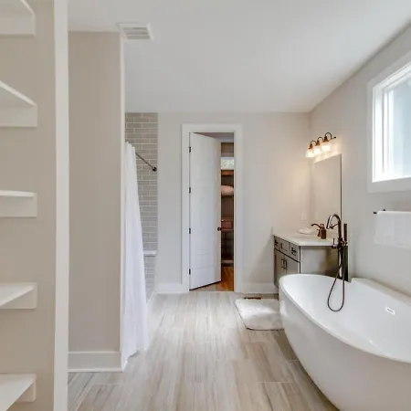 Luxurious Extraordinaire Three Bedroom Downtown Action *