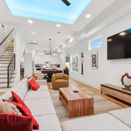 New Modern Multi-level Pooltable & Rooftop Holiday home