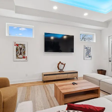 New Modern Multi-level Pooltable & Rooftop Holiday home Nashville