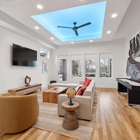 Holiday home New Modern Multi-level Pooltable & Rooftop Nashville