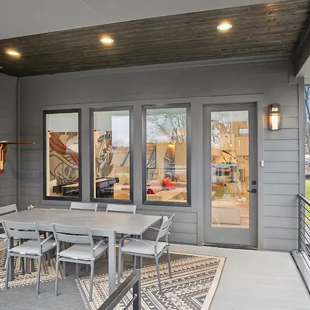 New Modern Multi-level Pooltable & Rooftop Holiday home Nashville