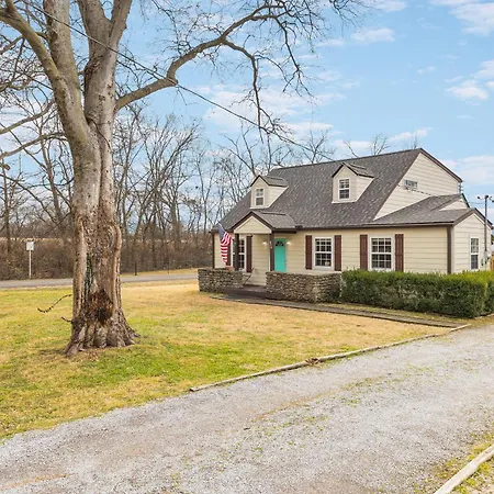 Big Cozy House 3 Mi To Downtown With Outdoor Fire Pit Holiday home Nashville