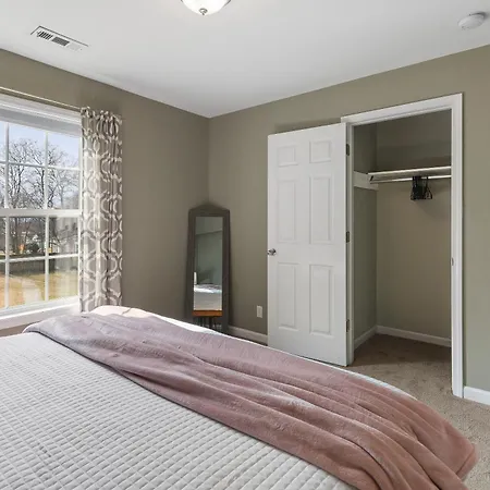 Big Cozy House 3 Mi To Downtown With Outdoor Fire Pit *