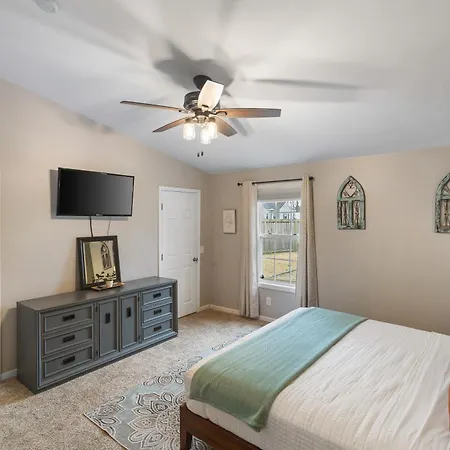 Holiday home Big Cozy House 3 Mi To Downtown With Outdoor Fire Pit *
