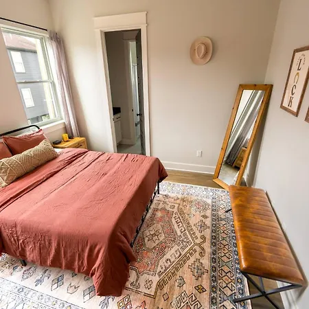 Holiday home 10 Min To Broadway+modern Cowboy Retreat+rooftop