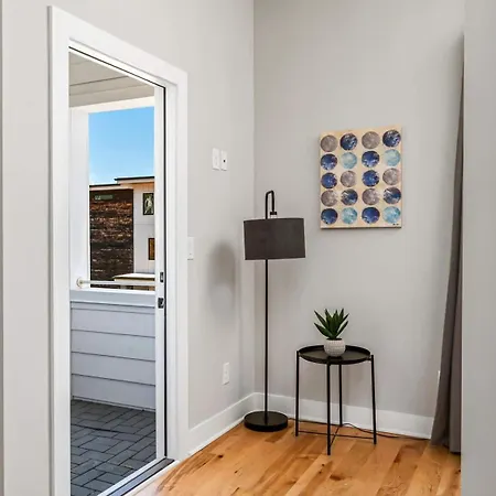 Spacious Nash For 12 Guests With Rooftop Views And Hot Tub *