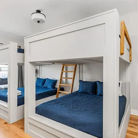 Spacious Nash For 12 Guests With Rooftop Views And Hot Tub