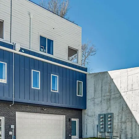 Spacious Nash For 12 Guests With Rooftop Views And Hot Tub Holiday home