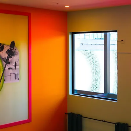 Apartment Tequila Sunrise- Walk To Broadway, Pool&gym *