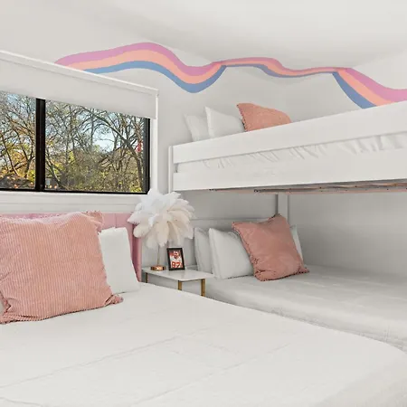 Apartment Swiftie Paradise, Music Row Unit 1