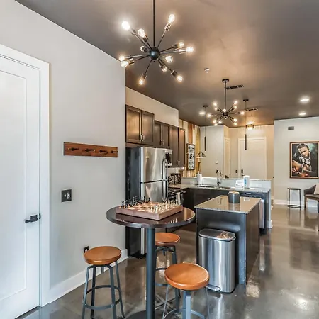 Chic West End Loft Right Next Door To Vanderbilt Holiday home *