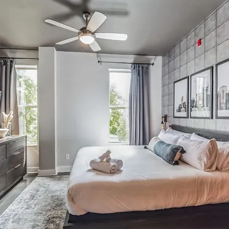 Chic West End Loft Right Next Door To Vanderbilt Holiday home