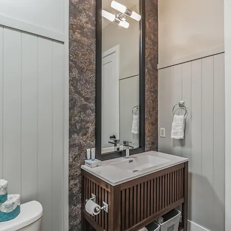 Chic West End Loft Right Next Door To Vanderbilt Holiday home *
