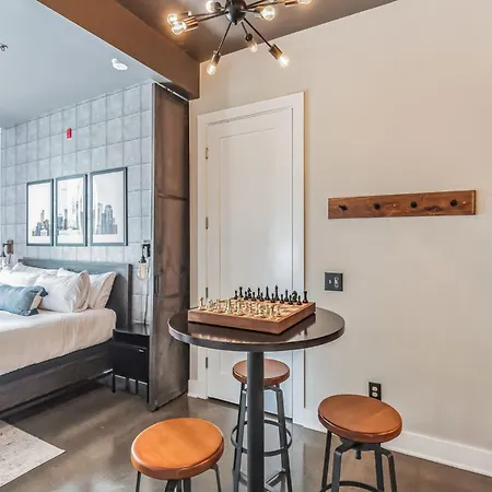 Holiday home Chic West End Loft Right Next Door To Vanderbilt *